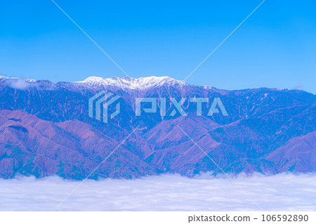 [雲海素材]秋天從神風形山看到稻穀的雲海[長野縣] 106592890