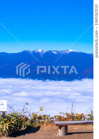 [Sea of clouds material] Sea of clouds in Inadani seen from Mt. Jinbagata in autumn [Nagano] 106592910