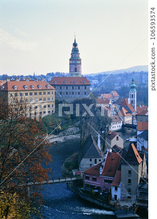 捷克克魯姆洛夫城堡和城市景觀垂直構圖 106593574