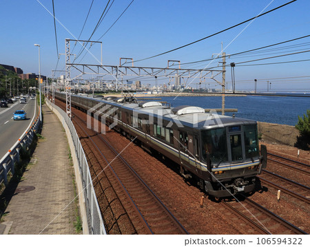 山陽幹線223系列新型快速列車在須磨海岸運行 106594322