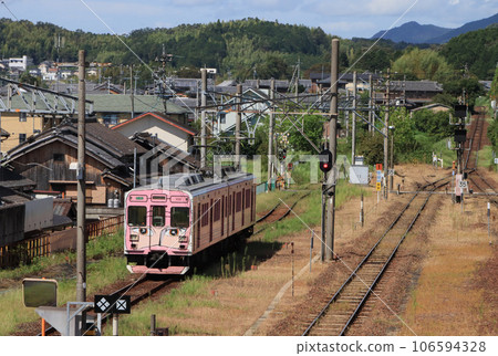 Iga Railway train leaving Iga-Ueno Station 106594328
