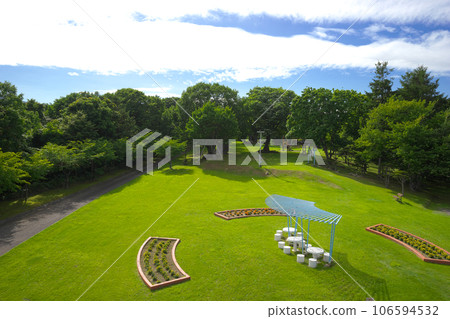 有草坪和花壇的公園 106594532