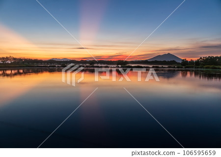 筑波山和日出的光芒反射在茨城縣毛古島水池的水面上 筑波山和日出的光芒反射在茨城縣毛古島水池的水面上 106595659