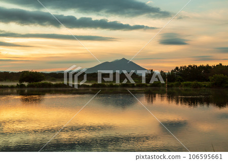 筑波山和日出的光芒反射在茨城縣毛古島水池的水面上 筑波山和日出的光芒反射在茨城縣毛古島水池的水面上 106595661