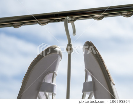 將拖鞋掛起來晾乾 106595864