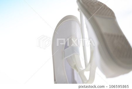 將拖鞋掛起來晾乾 106595865