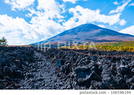 Yakehashiri lava flow and Mt. Iwate (autumn) Yakehashiri lava flow and Mt. Iwate (autumn) 106596194