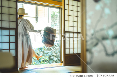 A woman who travels 106596226