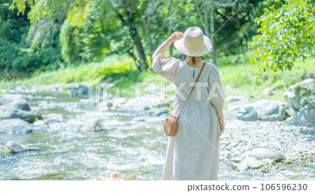 年輕女子在河邊玩耍 106596230