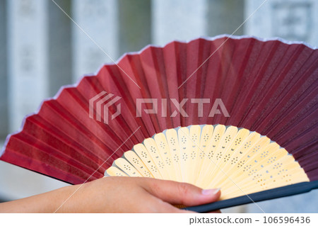 夏天用扇子搧風 106596436