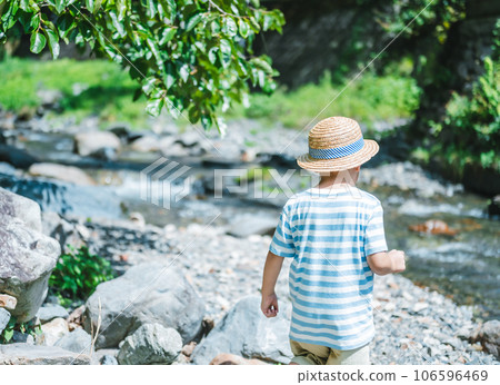 男孩在河邊玩耍 106596469