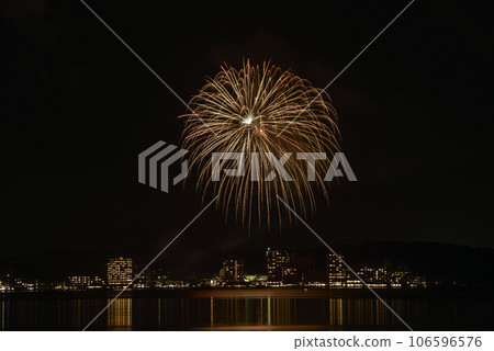 Wakura Onsen summer fireworks with beautiful fireworks reflected on the sea surface Wakura Onsen summer fireworks with beautiful fireworks reflected on the sea surface 106596576