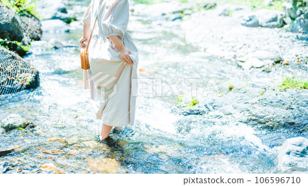 沿著鄉村河流漫步 106596710