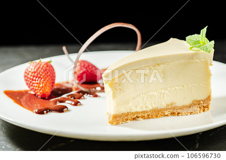 Plated cheesecake with vanilla panna cotta 106596730