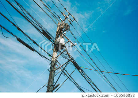 藍天下的電線桿和電線 各種電纜交織在一起 電影風格 106596858
