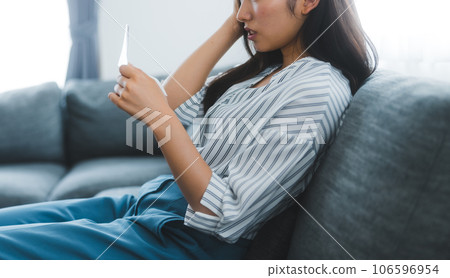 看著存摺的女人 106596954