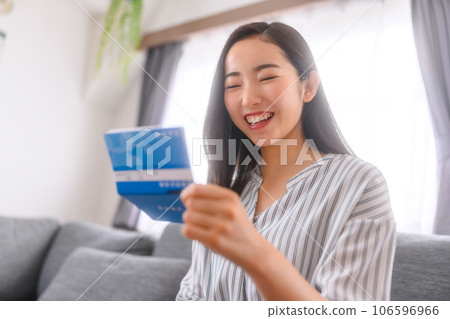 微笑的女人看著她的銀行存摺 106596966