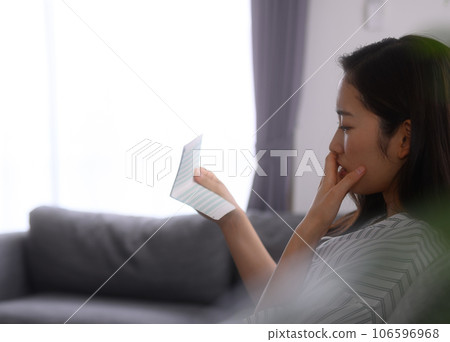 看著存摺的女人 106596968