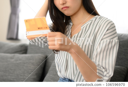 看銀行存摺的年輕女子 106596970