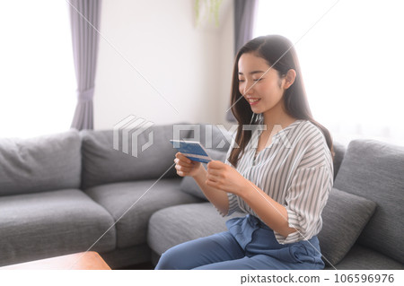 看銀行存摺的年輕女子 106596976