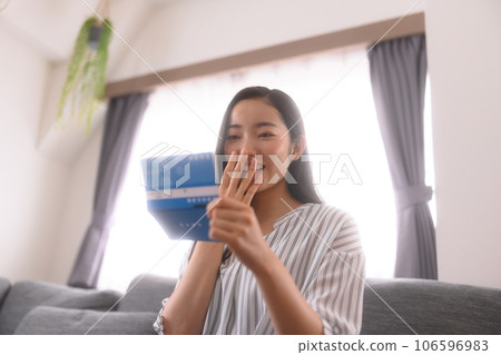 看著存摺的女人 看著存摺的女人 106596983