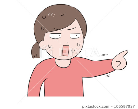 一位身著休閒服的年輕女子，帶著困惑和驚訝的表情指著某處（上半身） 106597057