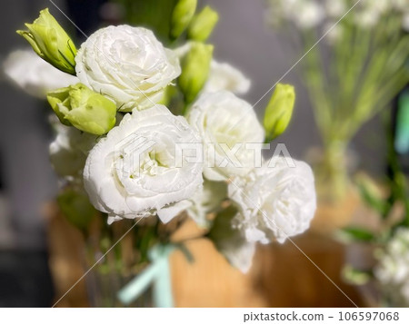 white wedding bouquet with white roses white wedding bouquet with white roses 106597068