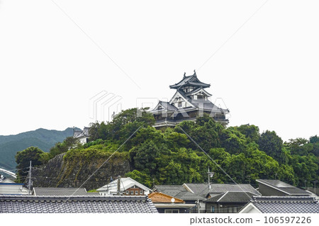 Fukuchiyama Castle seen from the window of a running train 106597226