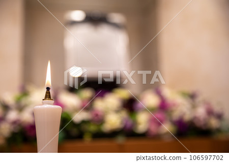 死者在蠟燭前的照片 106597702