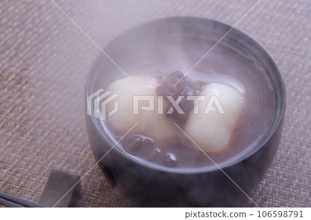 White ball White ball 106598791