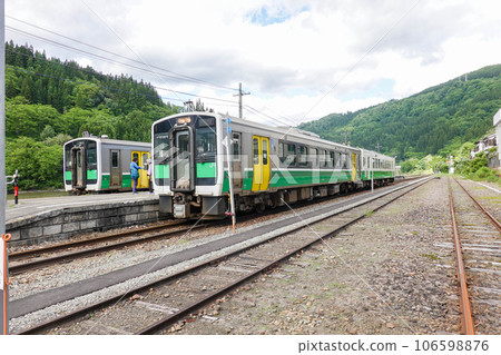 只見線會津川口站停靠的列車 106598876