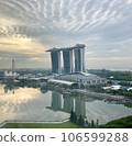 早晨，濱海灣金沙酒店倒映在濱海灣上 106599288