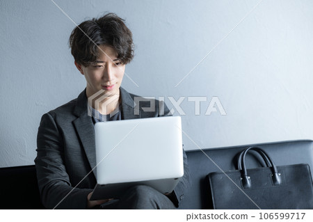 一個人在電腦上工作和發電子郵件。對於換工作、招聘和招聘也很有用。 一個人在電腦上工作和發電子郵件。對於換工作、招聘和招聘也很有用。 106599717