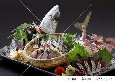 新鮮鯖魚 ikizukuri、鮮魚 ikizukuri、鮮魚 ikizukuri、新鮮生魚片的形象 新鮮鯖魚 ikizukuri、鮮魚 ikizukuri、鮮魚 ikizukuri、新鮮生魚片的形象 106600097
