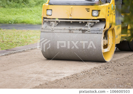 Paving work image: Roller truck leveling the roadbed 106600503
