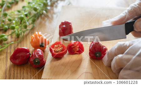 Wear gloves and cut the habanero 106601228