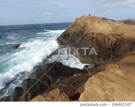 在崎嶇的海岸上瞄準黑鰭鱸 106601507