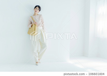 白色背景年輕女子全身時尚肖像 106601804