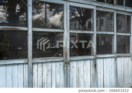decaying sliding door 106601832