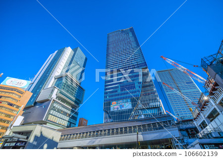 日本東京城市景觀：邁向新時代 - 澀谷站內成排的起重機和車站重建（新年圖片） 106602139