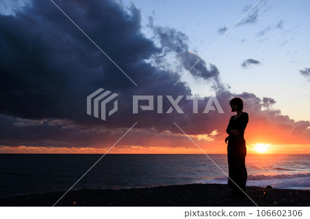 像電影場景一樣的女人剪影 106602306