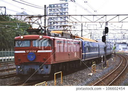 2002 EF81134 pulls the blue train 106602454