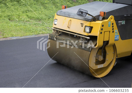 路面施工圖 壓路車盡快平整 路面施工圖 壓路車盡快平整 106603235