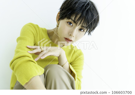 白色背景下穿黃色衣服的年輕女子的時尚肖像 106603700