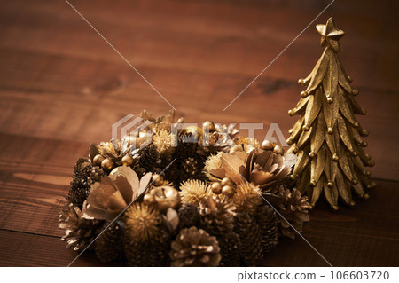 Christmas image Desktop tree and Christmas wreath 106603720