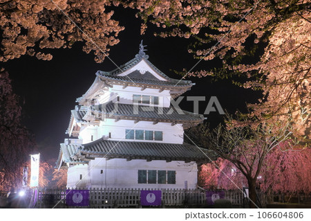 青森縣弘前市下白銀町弘前公園 被紅花和染井吉野櫻花包圍的天守閣在夜間點亮 青森縣弘前市下白銀町弘前公園 被紅花和染井吉野櫻花包圍的天守閣在夜間點亮 106604806