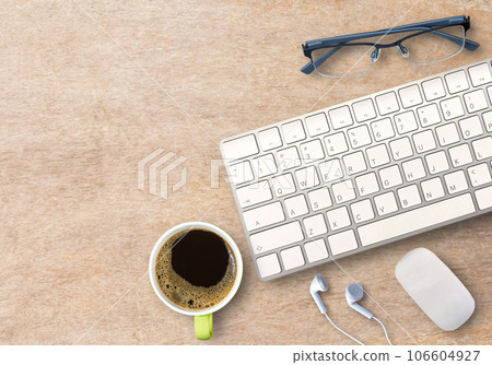 Top view with mini wireless keyboard and mouse with coffee and glasses on wood table. 106604927