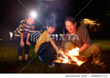 兒童和成人享受篝火家庭營圖片 106605313