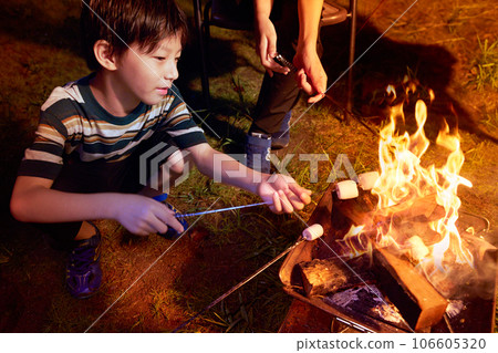 小學生在篝火上烤棉花糖，家庭營形象 106605320