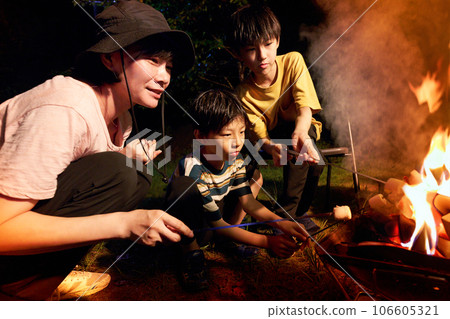 兒童和成人在篝火家庭營地上烤棉花糖圖片 106605321